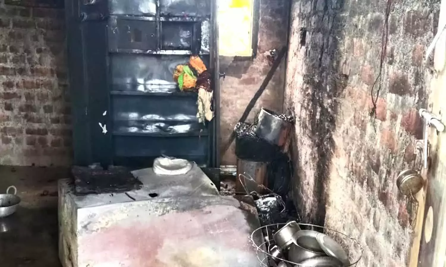 तेलंगाना: बिजली के शॉर्ट सर्किट से जलकर खाक हुआ घर; छह लाख रुपये की संपत्ति नष्ट हो गई तेलंगाना: बिजली के शॉर्ट सर्किट से जलकर खाक हुआ घर; छह लाख रुपये की संपत्ति नष्ट हो गई