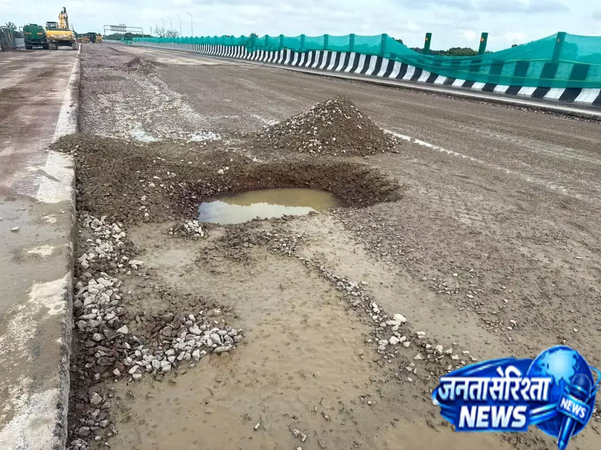 एक्सप्रेसवे की सड़क उखड़ने पर गिरी गाज, निर्माण कंपनी होगी ब्लैकलिस्ट? एक्सप्रेसवे की सड़क उखड़ने पर गिरी गाज, निर्माण कंपनी होगी ब्लैकलिस्ट?