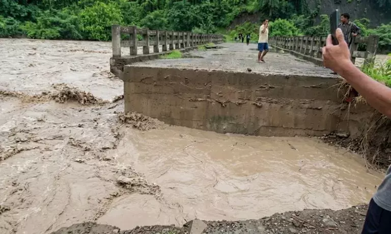 मणिपुर बाढ़ अपडेट: उखरुल में धान के खेत डूबे, लाई-खरासोम पुल की हालत जर्जर मणिपुर बाढ़ अपडेट: उखरुल में धान के खेत डूबे, लाई-खरासोम पुल की हालत जर्जर