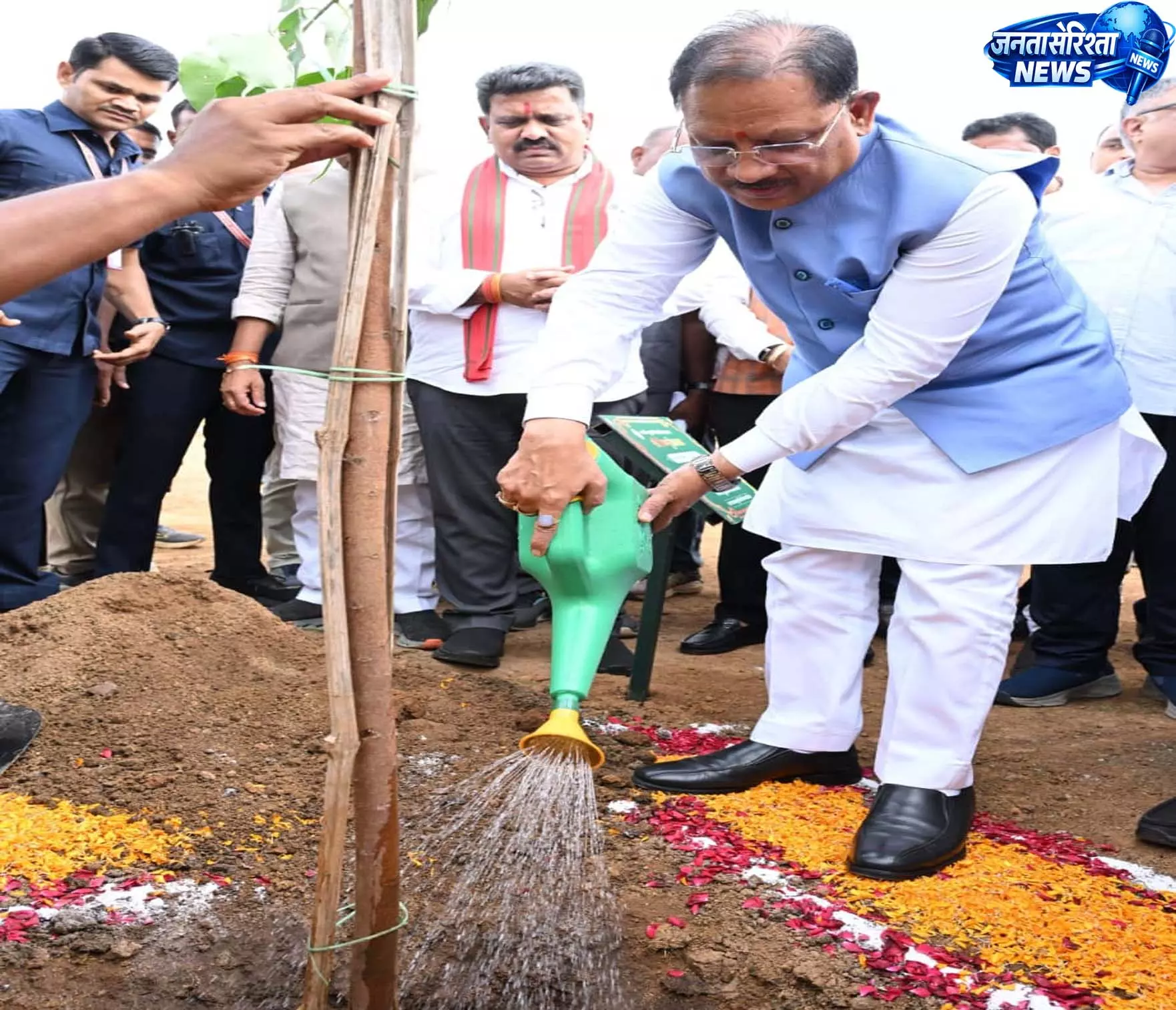 मुख्यमंत्री विष्णुदेव साय ने अपनी माँ के नाम पर लगाया पीपल का पौधा मुख्यमंत्री विष्णुदेव साय ने अपनी माँ के नाम पर लगाया पीपल का पौधा