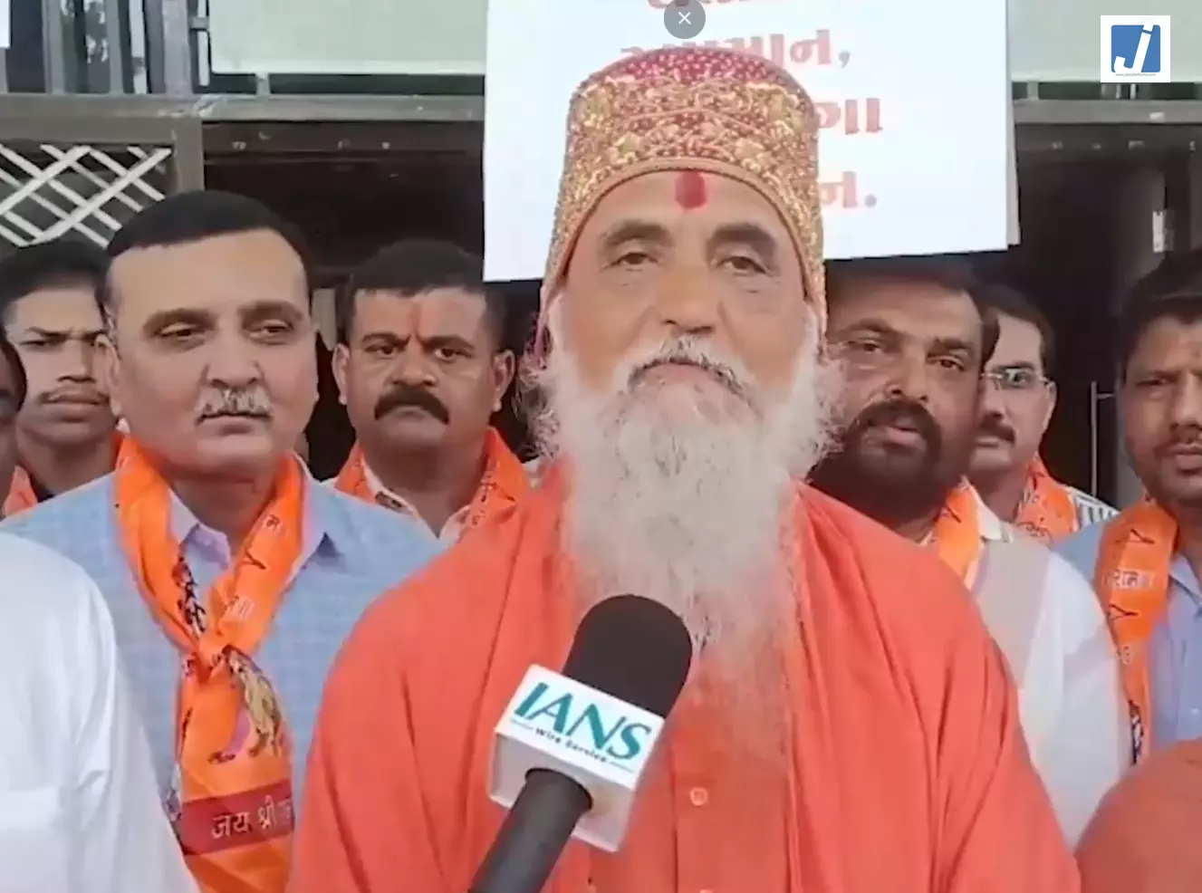संसद परिसर की घटना पर संत समाज का विरोध, राष्ट्रपति के नाम सौंपा ज्ञापन संसद परिसर की घटना पर संत समाज का विरोध, राष्ट्रपति के नाम सौंपा ज्ञापन