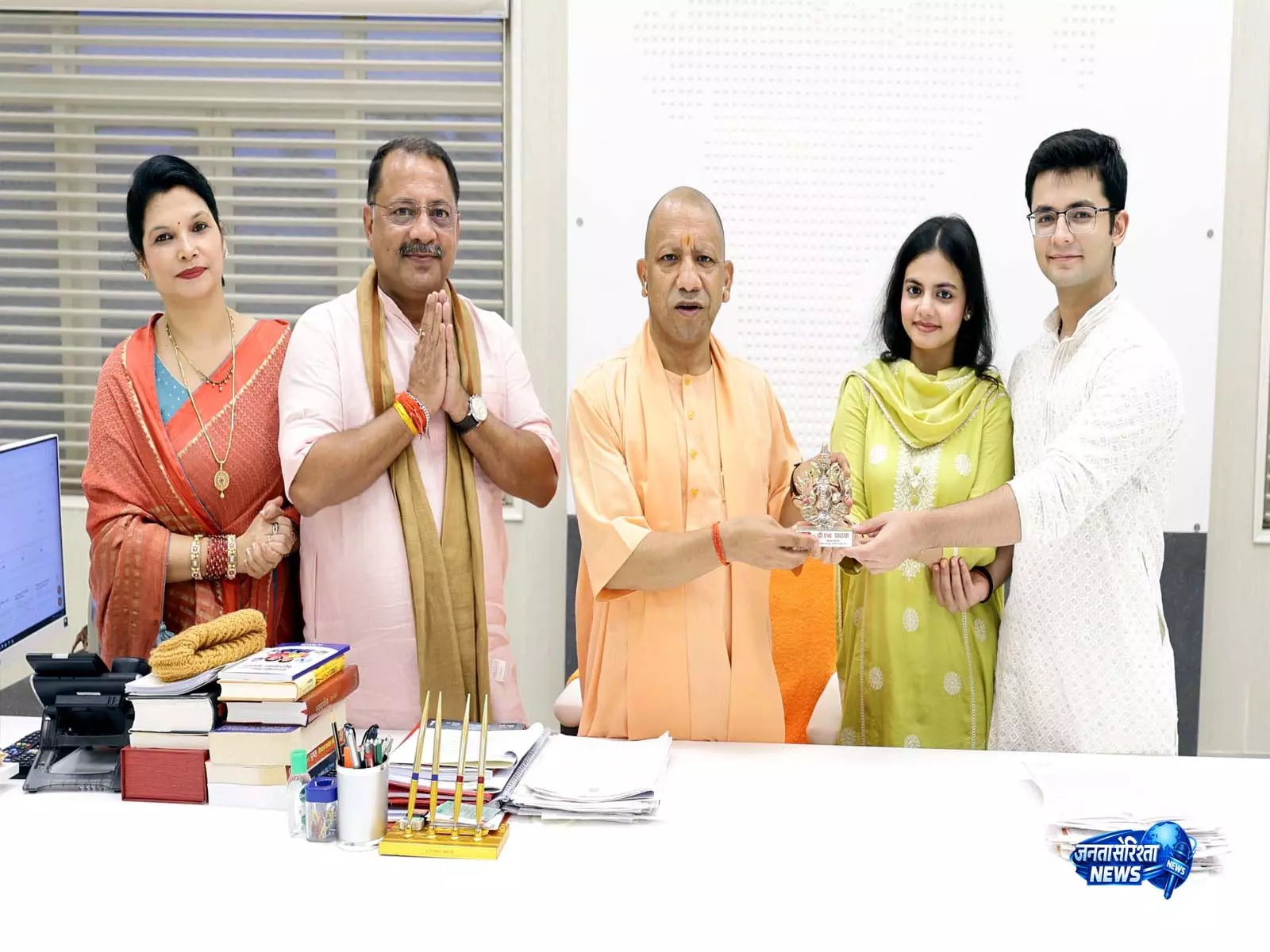CM योगी से कुशीनगर विधायक पी.एन. पाठक की शिष्टाचार भेंट, क्षेत्रीय विकास पर हुई चर्चा CM योगी से कुशीनगर विधायक पी.एन. पाठक की शिष्टाचार भेंट, क्षेत्रीय विकास पर हुई चर्चा