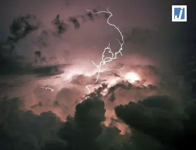 आंधी-तूफान के बीच आकाशीय बिजली गिरने से चार की मौत, तीन महिलाएं घायल आंधी-तूफान के बीच आकाशीय बिजली गिरने से चार की मौत, तीन महिलाएं घायल