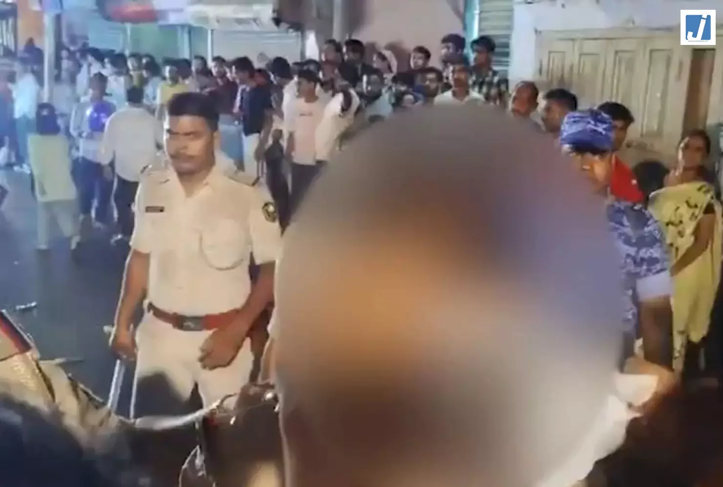 चेहल्लुम जुलूस के दौरान बवाल, SHO के सिर में चोट चेहल्लुम जुलूस के दौरान बवाल, SHO के सिर में चोट