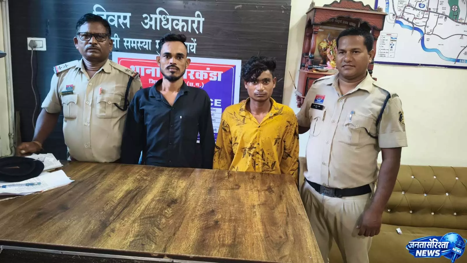 फरसा-चापड़ लेकर खूनी संघर्ष करने वाले तीन आरोपी गिरफ्तार फरसा-चापड़ लेकर खूनी संघर्ष करने वाले तीन आरोपी गिरफ्तार