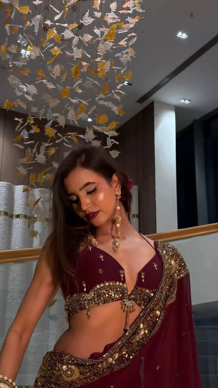 नैन्सी त्यागी ने शिफॉन साड़ी में बिखेरा एलिगेंस नैन्सी त्यागी ने शिफॉन साड़ी में बिखेरा एलिगेंस