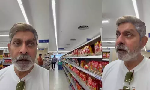 जगपति बाबू के हमशक्ल का वीडियो वायरल, हैदराबाद के सुपरमार्केट में उमड़ी भीड़ जगपति बाबू के हमशक्ल का वीडियो वायरल, हैदराबाद के सुपरमार्केट में उमड़ी भीड़