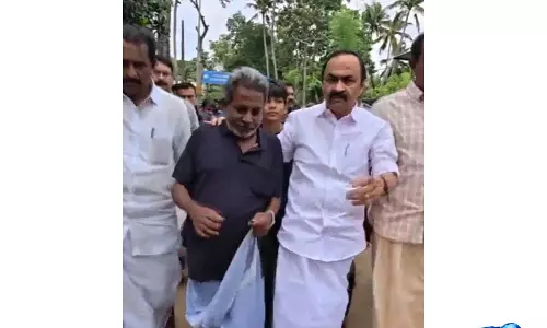 बाढ़ राहत में जान गंवाने वाले तैराकी प्रशिक्षक के परिवार से मिले केरल CM, दी श्रद्धांजलि