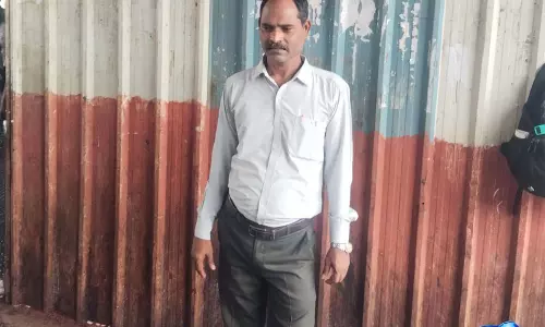 ह्यूमन इंडिकेटर बने नरेंद्र पाटिल, दादर स्टेशन पर रोज राह भटके यात्रियों की करते हैं मदद