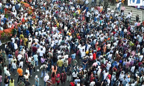 छात्रों के आंदोलन ने सरकार हिला दी, चार सदस्यीय मंत्रियों की कमेटी धरना स्थल पर पहुंच सकती है