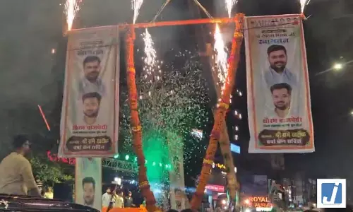 अनोखा नजारा...नेता के अनोखे स्वागत का वीडियो सोशल मीडिया पर मचा रहा धमाल अनोखा नजारा...नेता के अनोखे स्वागत का वीडियो सोशल मीडिया पर मचा रहा धमाल