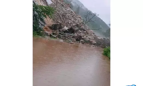 Chamoli में मलबा गिरने से बद्रीनाथ राष्ट्रीय राजमार्ग बंद, हेलंग के पास यातायात प्रभावित