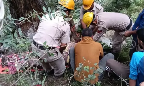 चंबा में दर्दनाक हादसा: कार 100 मीटर गहरी खाई में गिरी, दो लोगों की मौत