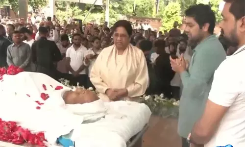 लखनऊ में BSP विधायक उमा शंकर सिंह को मायावती ने दी अंतिम श्रद्धांजलि लखनऊ में BSP विधायक उमा शंकर सिंह को मायावती ने दी अंतिम श्रद्धांजलि