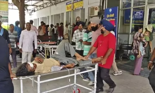 पटियाला में दर्दनाक सड़क हादसा, गुरुद्वारे जा रहे श्रद्धालुओं की गाड़ी पलटी, कई घायल पटियाला में दर्दनाक सड़क हादसा, गुरुद्वारे जा रहे श्रद्धालुओं की गाड़ी पलटी, कई घायल