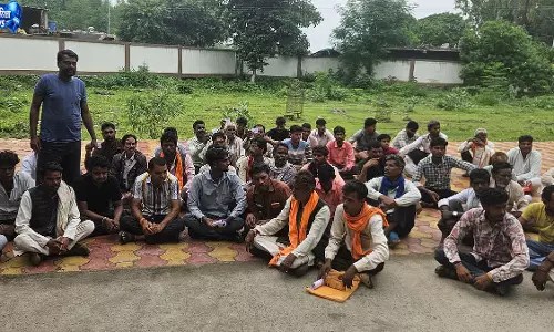 सिरोंज में खाद संकट को लेकर किसानों का प्रदर्शन सिरोंज में खाद संकट को लेकर किसानों का प्रदर्शन