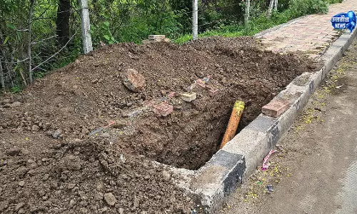 गैस पाइपलाइन के लिए खोदे गए गड्ढे बने खतरा गैस पाइपलाइन के लिए खोदे गए गड्ढे बने खतरा