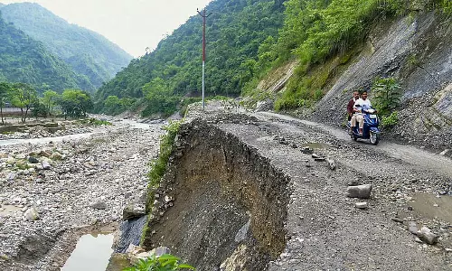 भारी बारिश के बीच धामी सरकार अलर्ट मोड पर