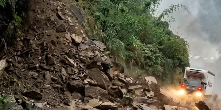 Mandi: पंडोह के पास पहाड़ दरका, जीप पर गिरे मलबे से चालक सुरक्षित
