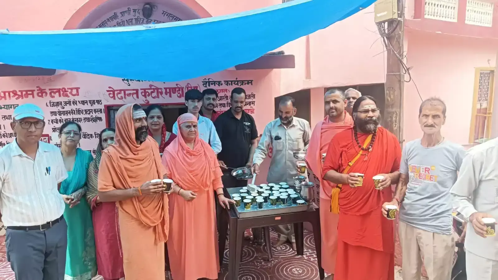 Mandi: वेदांत कुटीर में धार्मिक आयोजन, श्रद्धालुओं के लिए विशाल खीर भंडारा