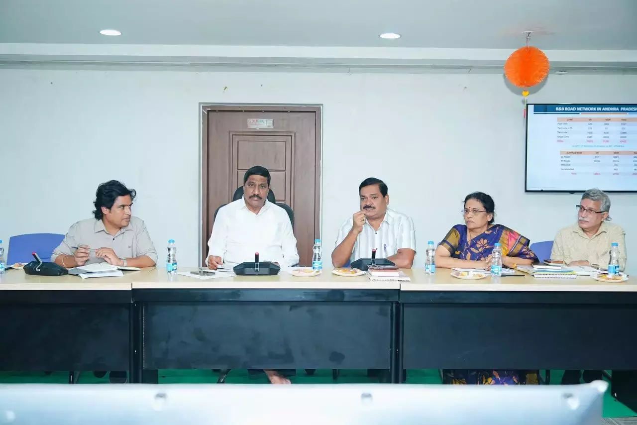Andhra: एपी ने 22,602 किमी सड़कों की मरम्मत में तेजी लाई Andhra: एपी ने 22,602 किमी सड़कों की मरम्मत में तेजी लाई