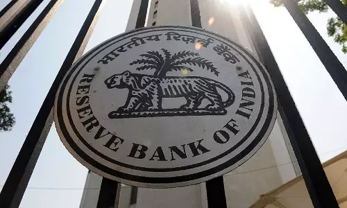 RBI का फैसला: रेपो रेट स्थिर, महंगाई अनुमान घटा RBI का फैसला: रेपो रेट स्थिर, महंगाई अनुमान घटा