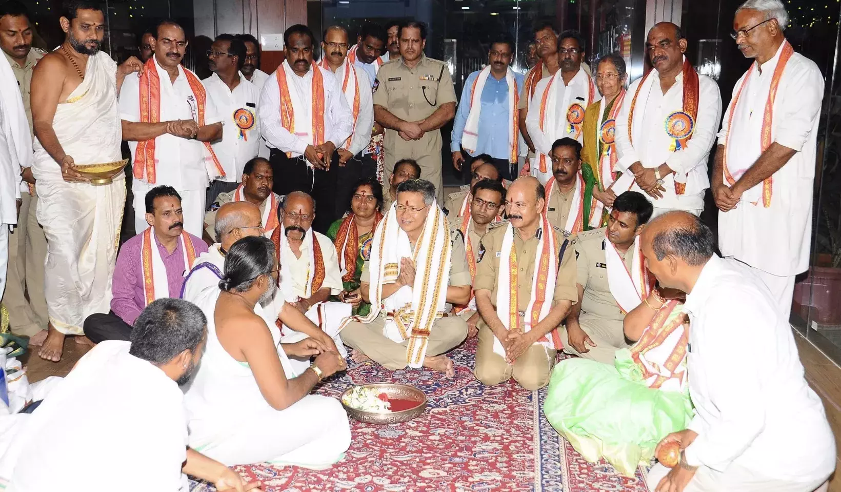 Andhra: कनक दुर्गा को विजयवाड़ा पुलिस अधिकारी आशादम साड़ी