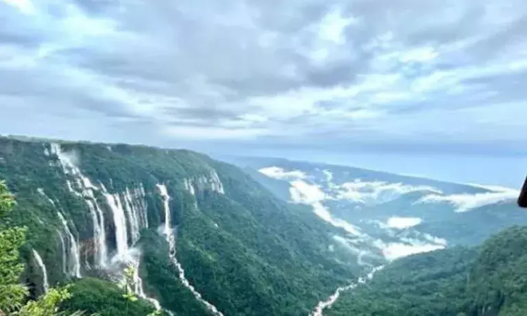 Meghalaya: सोहरा टूरिस्ट स्पॉट पर विवाद के बाद निषेधाज्ञा लागू