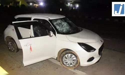 बैरिकेड तोड़कर भाग रहे कार सवार बदमाशों से मुठभेड़, जवाबी फायरिंग में एक की मौत बैरिकेड तोड़कर भाग रहे कार सवार बदमाशों से मुठभेड़, जवाबी फायरिंग में एक की मौत