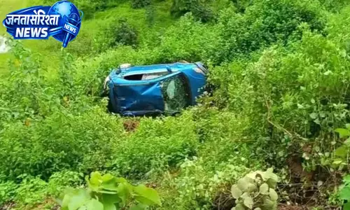 बाइक सवार को बचाते समय खाई में गिरी कार, तीन सुरक्षित बाइक सवार को बचाते समय खाई में गिरी कार, तीन सुरक्षित