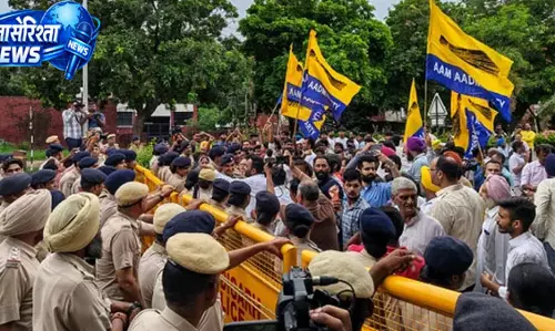 बिना चर्चा प्रस्ताव पास होने पर AAP का प्रदर्शन बिना चर्चा प्रस्ताव पास होने पर AAP का प्रदर्शन