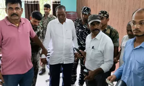 मनिका प्रखंड कार्यालय में ACB की कार्रवाई, पंचायत सचिव 10 हजार रिश्वत लेते गिरफ्तार मनिका प्रखंड कार्यालय में ACB की कार्रवाई, पंचायत सचिव 10 हजार रिश्वत लेते गिरफ्तार