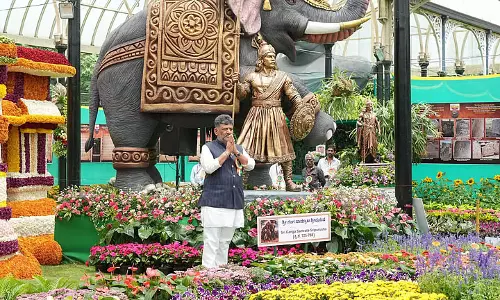 लालबाग में फूलों से दिखी गंगा साम्राज्य की झलक लालबाग में फूलों से दिखी गंगा साम्राज्य की झलक