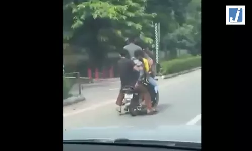 ट्रैफिक नियमों की धज्जियां उड़ाना पड़ा महंगा, एक बाइक पर 6 लोग ट्रैफिक नियमों की धज्जियां उड़ाना पड़ा महंगा, एक बाइक पर 6 लोग
