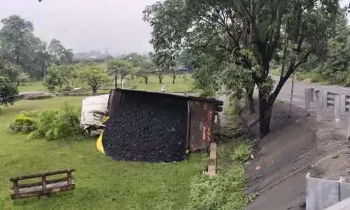 देर रात अनियंत्रित होकर गार्डन में पलटा कोयला लोड ट्रेलर, चालक घायल देर रात अनियंत्रित होकर गार्डन में पलटा कोयला लोड ट्रेलर, चालक घायल
