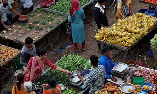 महंगाई से राहत अधूरी! प्याज, दाल और खाद्य तेल की कीमतों ने बढ़ाई चिंता महंगाई से राहत अधूरी! प्याज, दाल और खाद्य तेल की कीमतों ने बढ़ाई चिंता