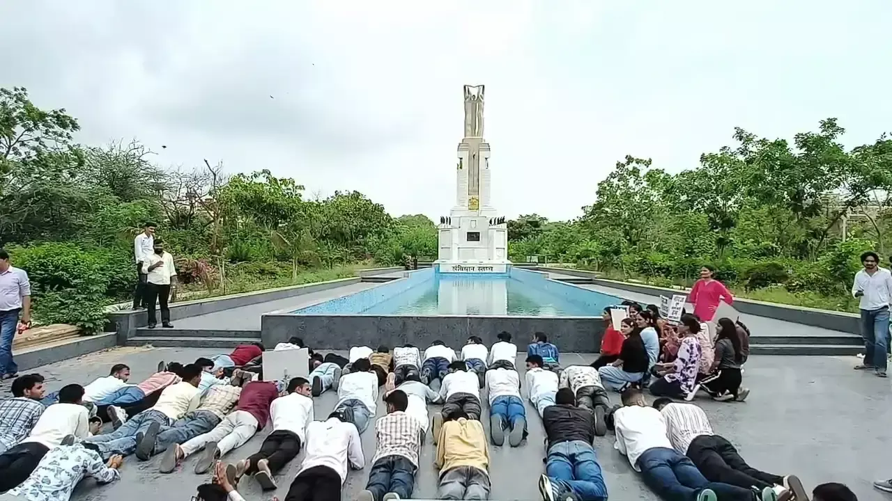 Jaipur: छात्रसंघ चुनाव बहाल करने की मांग, छात्रों का अनोखा विरोध Jaipur: छात्रसंघ चुनाव बहाल करने की मांग, छात्रों का अनोखा विरोध
