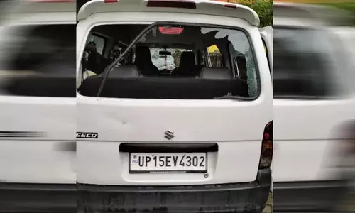 गंगाजल खंडित होने पर हंगामा, कार में तोड़फोड़ गंगाजल खंडित होने पर हंगामा, कार में तोड़फोड़