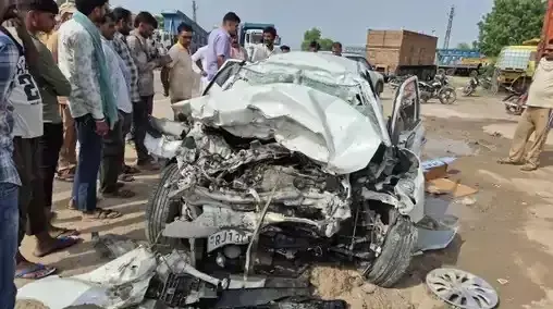 Bikaner: सड़क हादसे में एक ही परिवार के चार लोगों की दर्दनाक मौत Bikaner: सड़क हादसे में एक ही परिवार के चार लोगों की दर्दनाक मौत