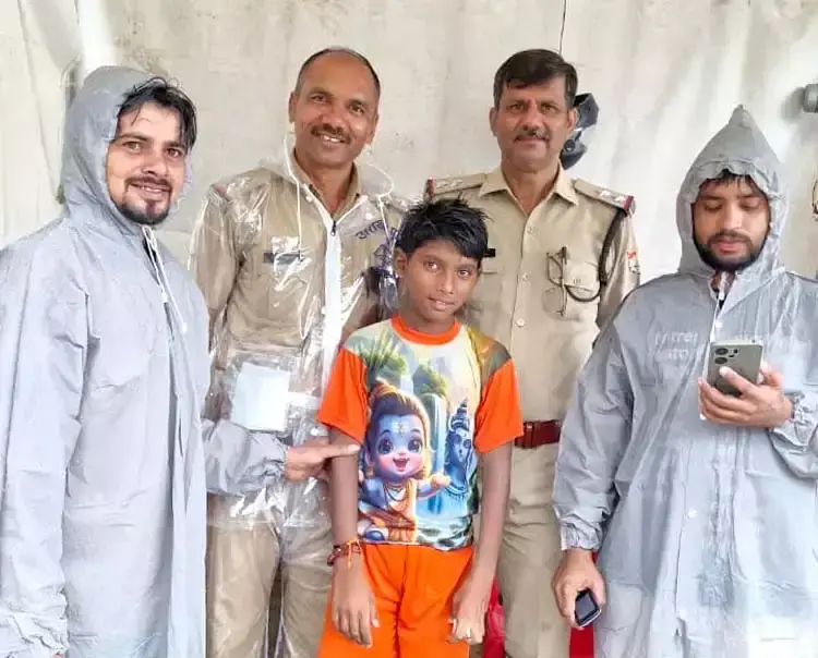 Haridwar: मासूम को परिवार से मिलाकर पुलिस ने पेश की मानवता की मिसाल Haridwar: मासूम को परिवार से मिलाकर पुलिस ने पेश की मानवता की मिसाल