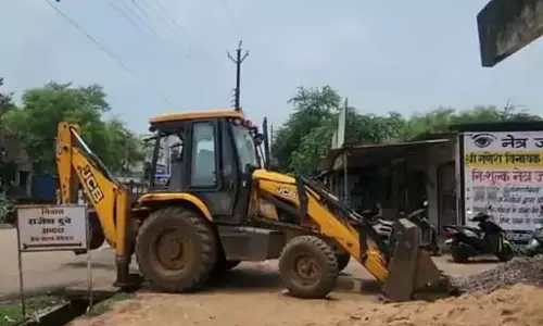 अवैध प्लाटिंग पर चला बुलडोजर, अतिक्रमण हटाने प्रशासन का बड़ा अभियान अवैध प्लाटिंग पर चला बुलडोजर, अतिक्रमण हटाने प्रशासन का बड़ा अभियान