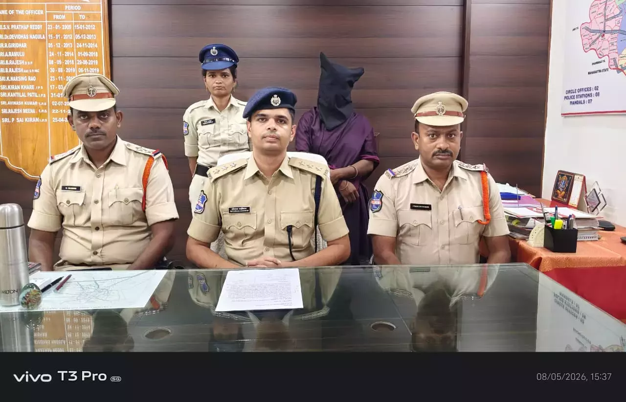 Telangana: निर्मल में पति की हत्या को दुर्घटना का रूप देने के आरोप में महिला गिरफ्तार Telangana: निर्मल में पति की हत्या को दुर्घटना का रूप देने के आरोप में महिला गिरफ्तार