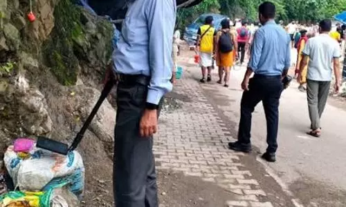 Dehradun: कांवड़ यात्रा की सुरक्षा में जुटा प्रशासन, बम स्क्वाड ने खंगाले क्षेत्र Dehradun: कांवड़ यात्रा की सुरक्षा में जुटा प्रशासन, बम स्क्वाड ने खंगाले क्षेत्र