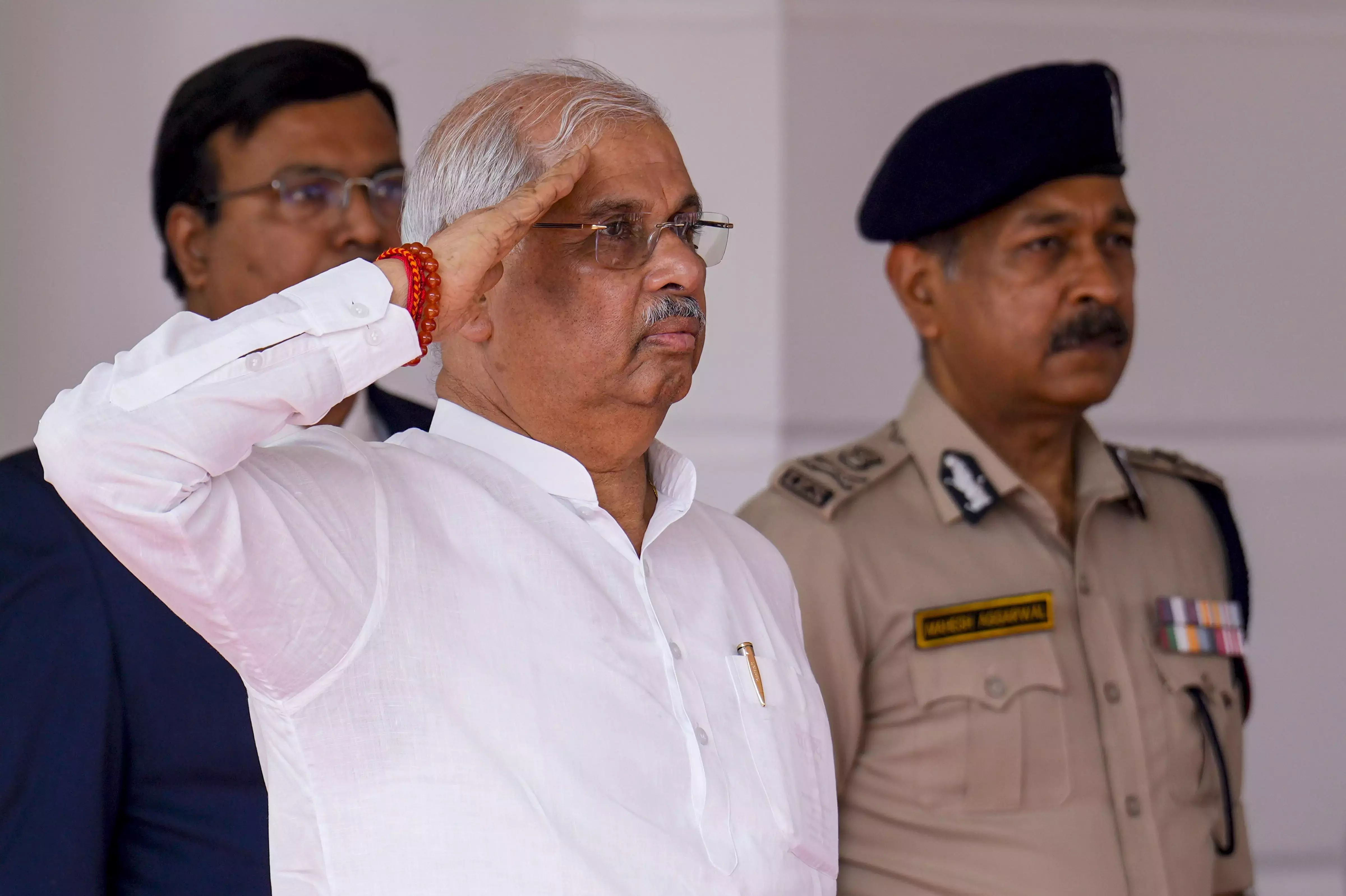 Tamil Nadu के सांसदों ने सरकारी कार्यक्रमों में तमीज़ थाई वाज़्थु की बहाली की मांग की Tamil Nadu के सांसदों ने सरकारी कार्यक्रमों में तमीज़ थाई वाज़्थु की बहाली की मांग की
