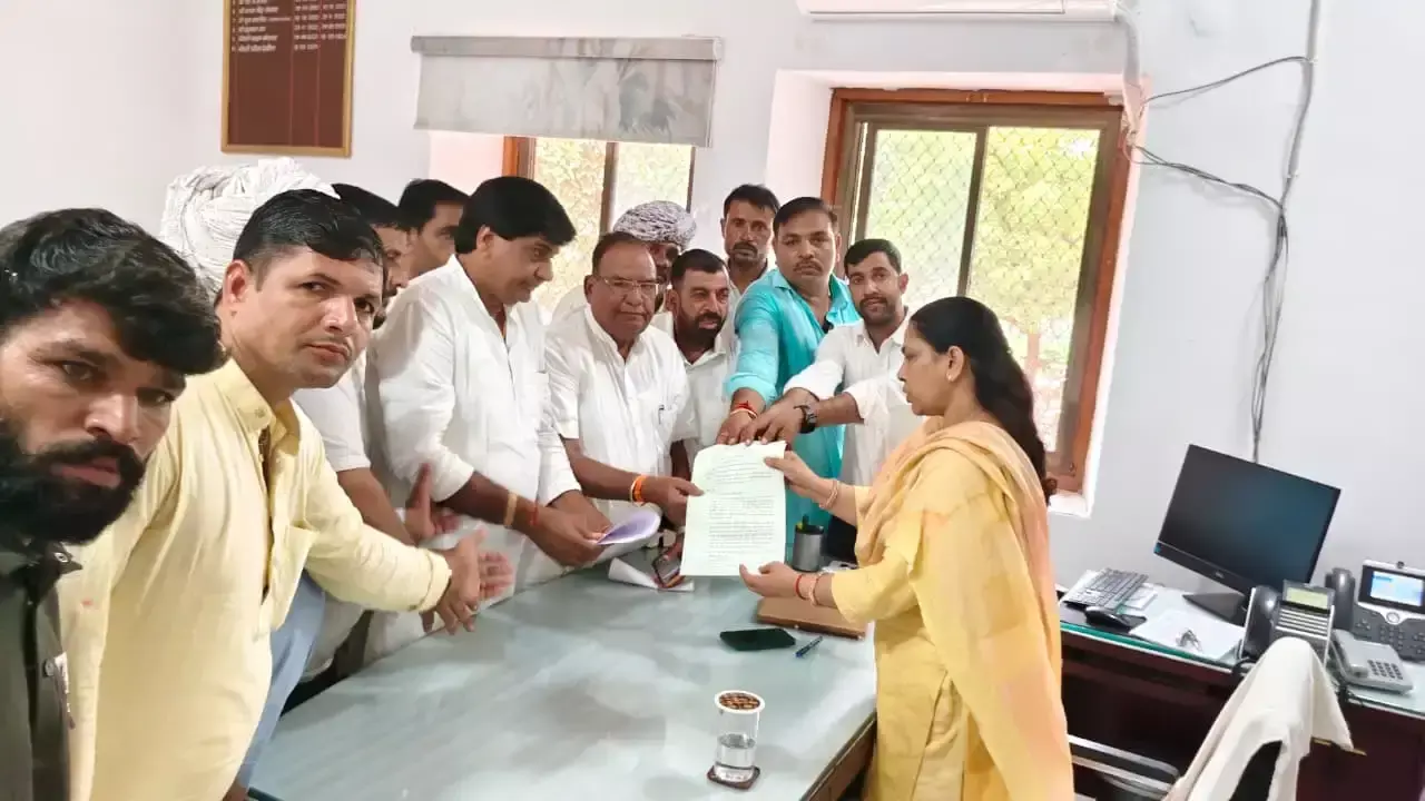 Bhilwara: पन्नाधाय की विरासत से छेड़छाड़ का आरोप, विरोध में ज्ञापन सौंपा Bhilwara: पन्नाधाय की विरासत से छेड़छाड़ का आरोप, विरोध में ज्ञापन सौंपा