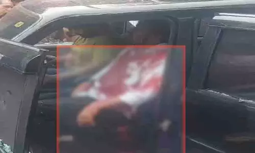 BIG BREAKING: स्कॉर्पियो सवारों पर ताबड़तोड़ फायरिंग, खून से लथपथ दिखे BIG BREAKING: स्कॉर्पियो सवारों पर ताबड़तोड़ फायरिंग, खून से लथपथ दिखे