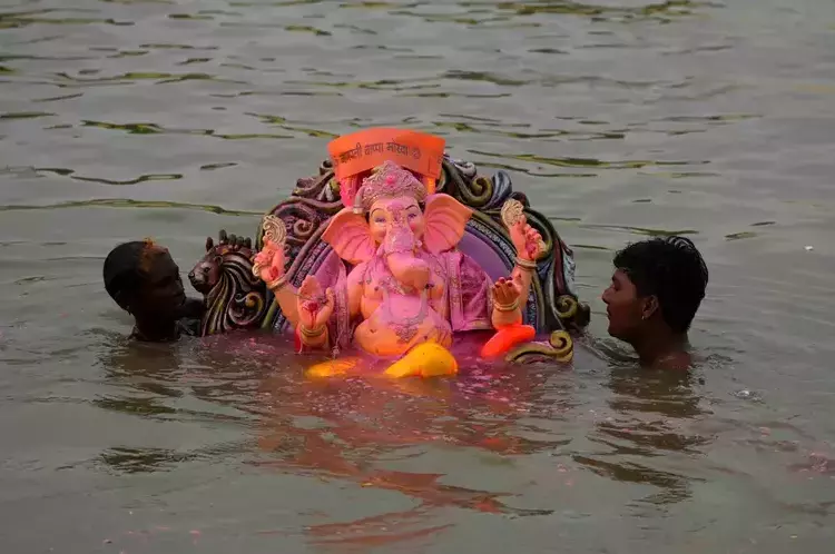 कर्नाटक ने ग्राम पंचायतों को केवल पर्यावरण-अनुकूल मिट्टी की गणेश मूर्तियों की अनुमति देने का निर्देश दिया