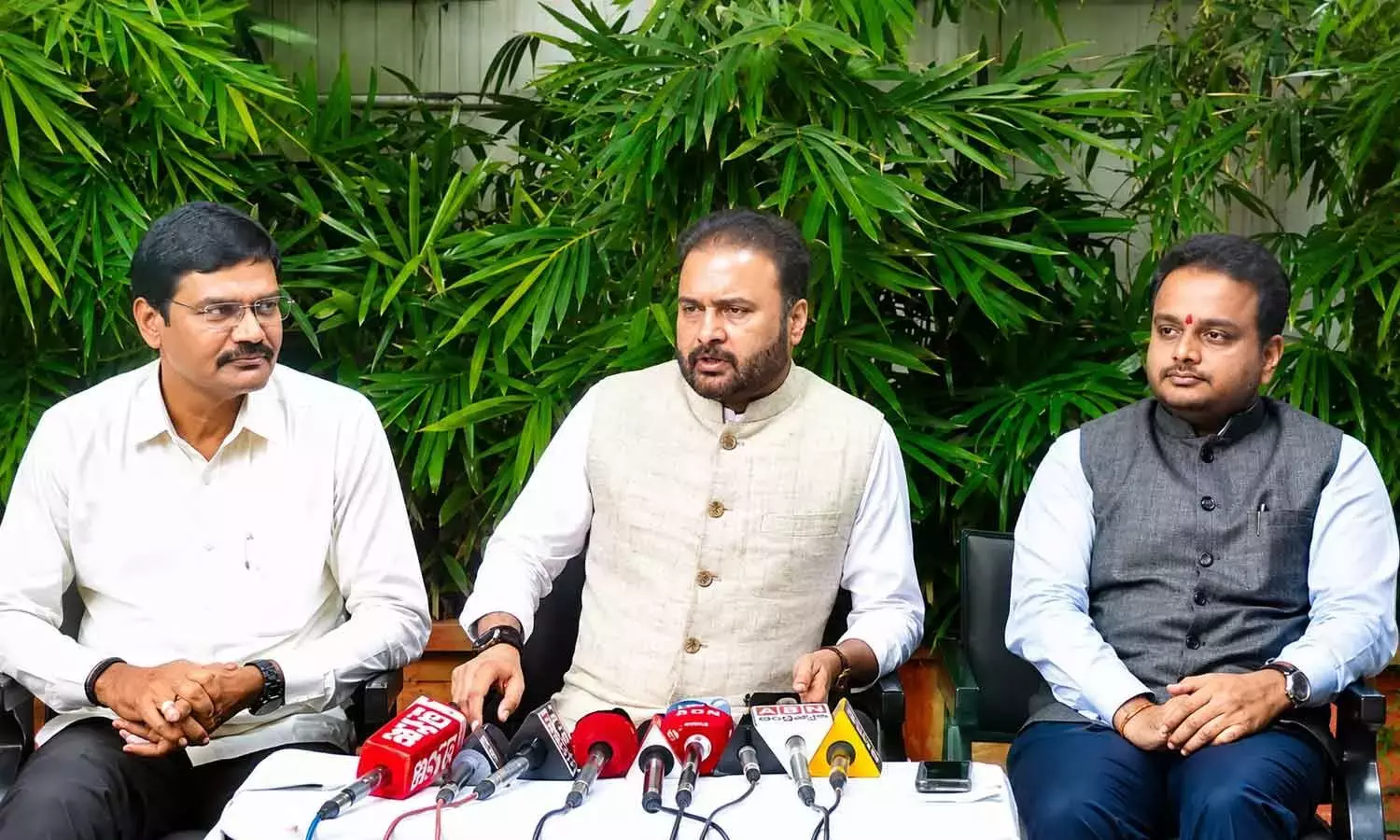 TDP MP चिंताकायला विजय ने राज्यसभा में जगन डीए मामलों में 13 साल की देरी पर सवाल उठाया TDP MP चिंताकायला विजय ने राज्यसभा में जगन डीए मामलों में 13 साल की देरी पर सवाल उठाया