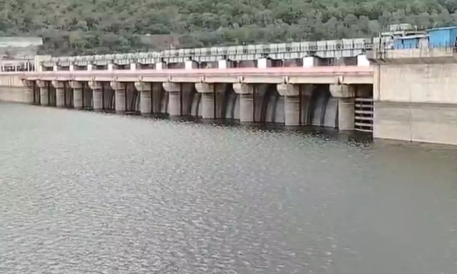 Andhra: भारी प्रवाह से श्रीशैलम जलाशय का स्तर बढ़ा; एक सप्ताह के भीतर पूरी क्षमता होने की संभावना है Andhra: भारी प्रवाह से श्रीशैलम जलाशय का स्तर बढ़ा; एक सप्ताह के भीतर पूरी क्षमता होने की संभावना है