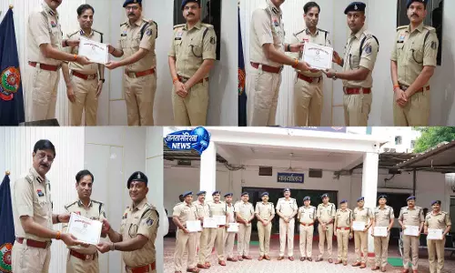 143 वारंटों की तामील कराने वाले थाना प्रभारियों का रायपुर कमिश्नर ने किया सम्मान 143 वारंटों की तामील कराने वाले थाना प्रभारियों का रायपुर कमिश्नर ने किया सम्मान